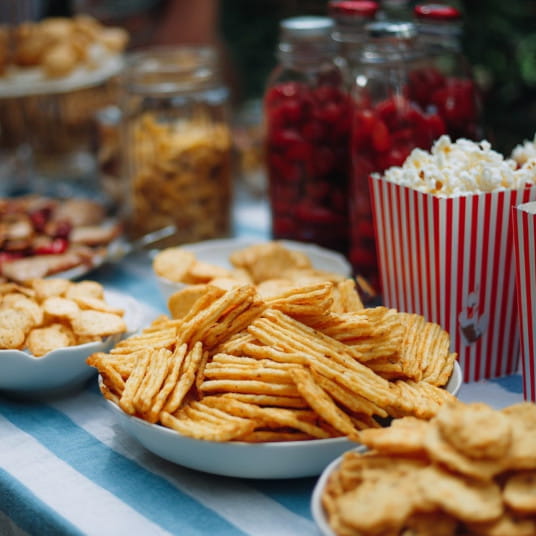 Jakie przekąski wybrać na imprezę karnawałową? Szybkie i sprawdzone przepisy, które zachwycą Twoich gości